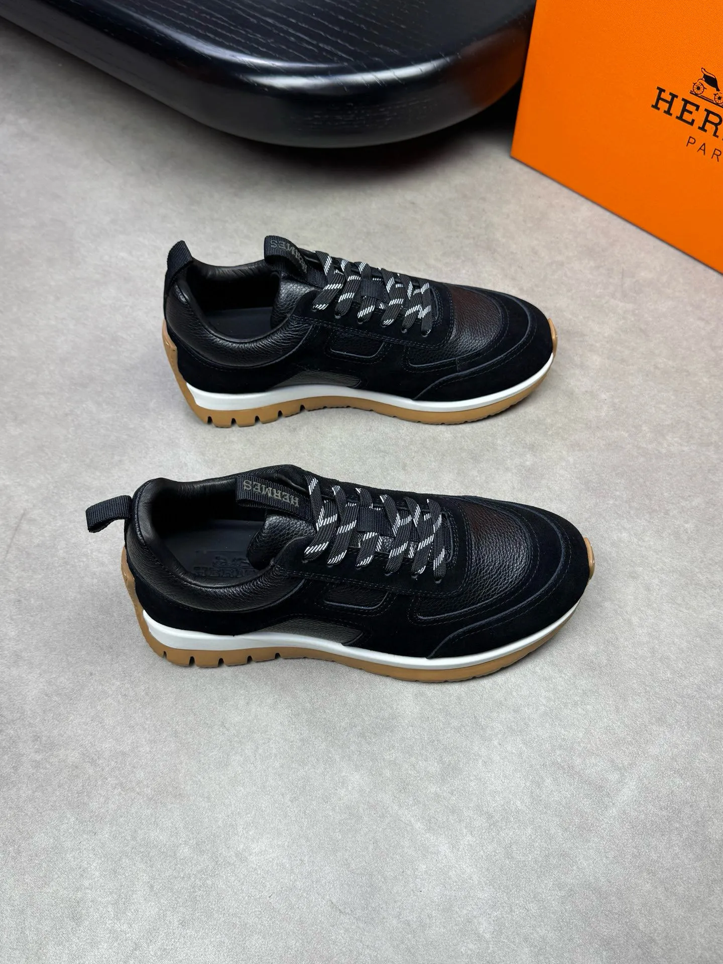 [HERMES] Hermes men's shoes 💰: 800💰 - High-end quality original items 🔍🔍🔍 casual sports shoes - Upper: 🔝 pebbled calfskin, suede calfskin, shoe body forged ´H´ totem, tongue webbing injection molded brand logo - Lining: brand canvas, foot pads; water-dyed cowhide -Outsole: Ultra-light T men's shoes 💰U foam; two-color molded outsole -Ultra-high quality control and fine workmanship: highlighted (high-end, extravagance, grade) -Size: 38-44 (45, can be customized)